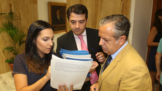José María Bellido y Salvador Fuentes (PP) hablan con la portavoz del PSOE, Carmen González.