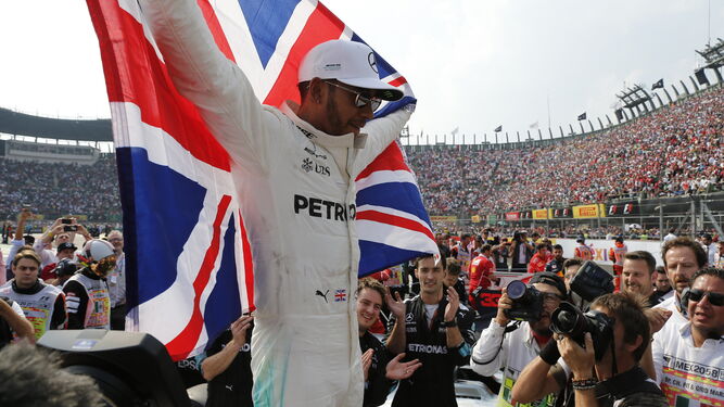 Hamilton celebra su triunfo con una bandera británica.