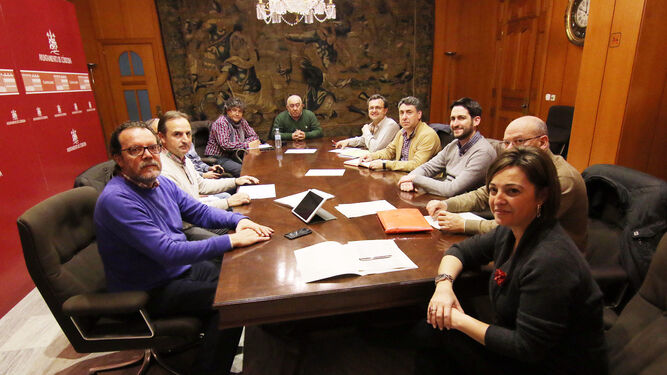 Reunión de la mesa de diálogo creada por el Ayuntamiento para estudiar el proyecto del Cercanías.