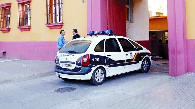 Un vehículo policial entra a la comisaría de Campo Madre de Dios.