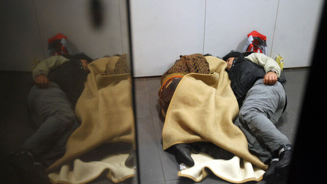 Varias personas duermen en el interior de un cajero automático.