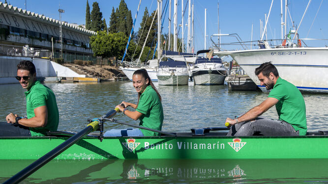 Los béticos Antonio Barragán y Nana, del equipo femenino, prueban los remos del bote del Betis en los alrededores de las instalaciones del Club Náutico.