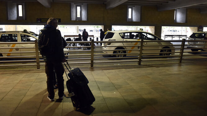 Varios taxis en la terminal del aeropuerto de San Pablo