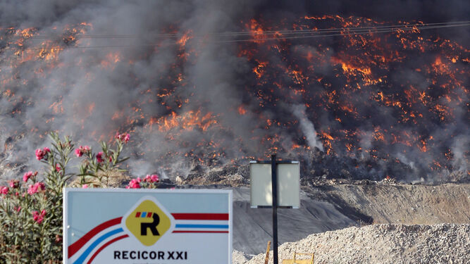 Vista del incendio declarado en la planta de reciclaje.