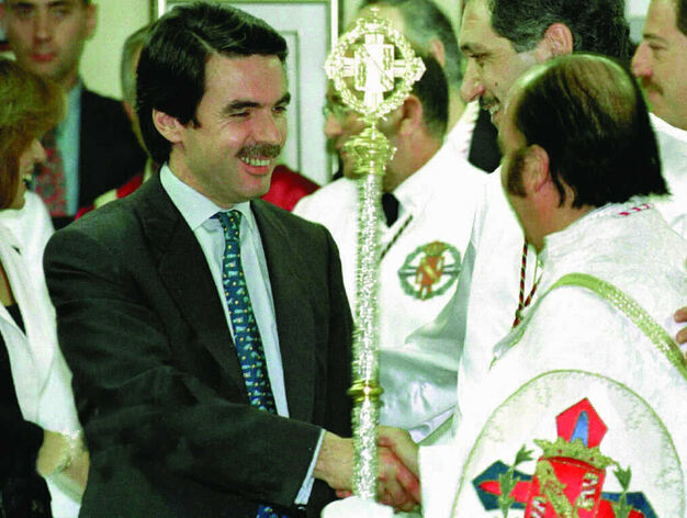Jos&eacute; Mar&iacute;a Aznar saluda a Chiquito  de  la  Calzada  que procesion&oacute; con el  Cautivo en 1998