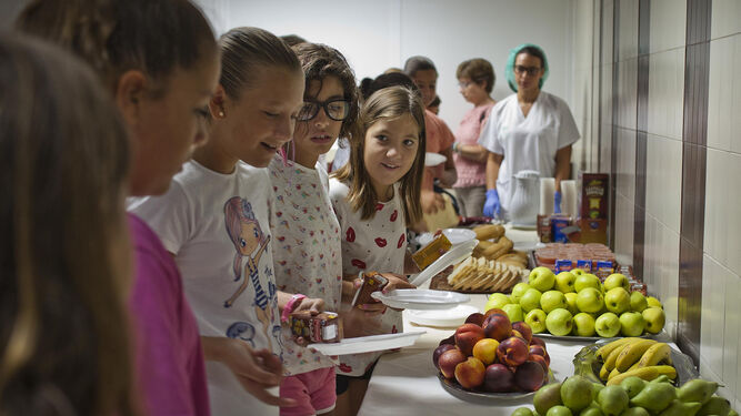 Un grupo de niños disfruta de un desayuno saludable.