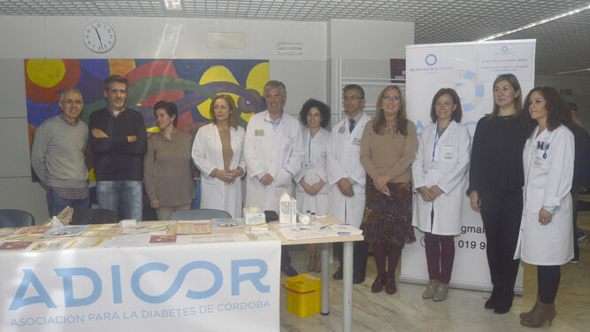 Médicos del Reina Sofía, la delegada de Salud y miembros de Adicor, ayer en el hospital.