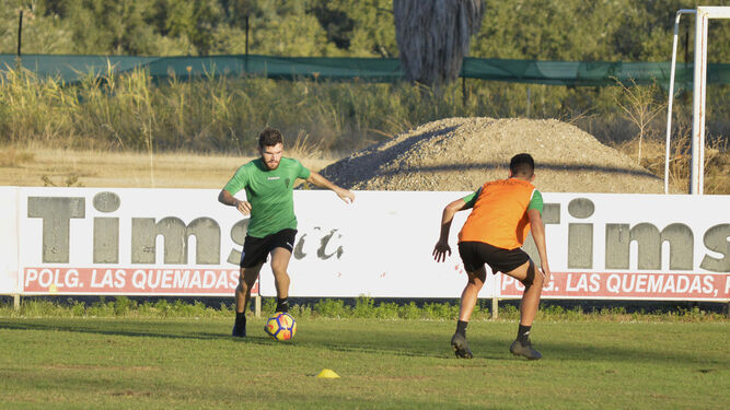 Javi Galán encara a Loureiro durante un entrenamiento en la Ciudad Deportiva.