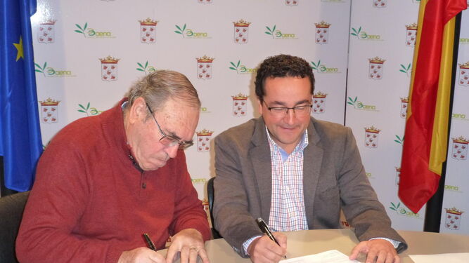 José González Pertínez y Jesús Rojano firman la cesión.