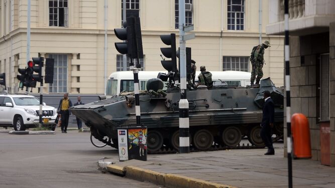 Un vehículo armado militar permanecía ayer estacionado en una calle de Harare.