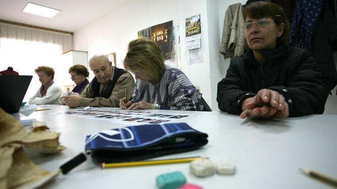 Usuarios de un centro social durante un taller para ejercitar la memoria.