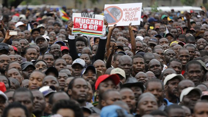 Centenares de zimbabuenses se congregan en una manifestación contra Mugabe.