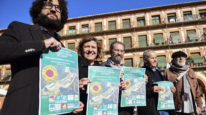 Representantes de colectivos y formaciones políticas verdes, la semana pasada en la plaza de la Corredera, en Córdoba capital.