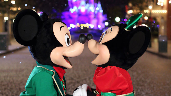 Mickey y Minnie pasean por Main Street USA.