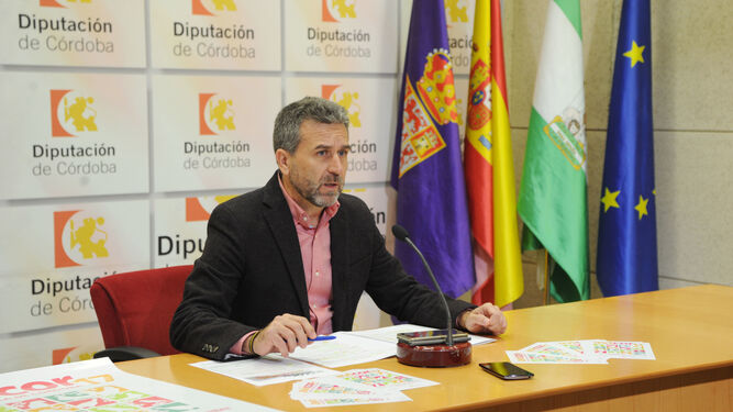 Francisco Ángel Sánchez presenta la muestra.