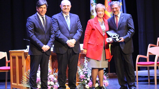 Prudencio Ostos recibe la medalla de oro de la Mancomunidad de la Campiña Sur, ayer en Montilla.
