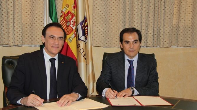 José Carlos Gómez Villamandos y José Antonio Nieto durante la firma del convenio.