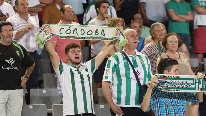 Un aficionado del Córdoba anima a su equipo con la bufanda al viento.