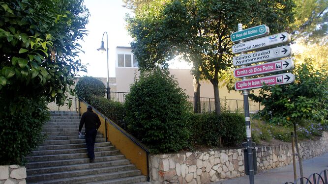 Una persona sube por las escaleras de la calle La Calzada de Lucena.