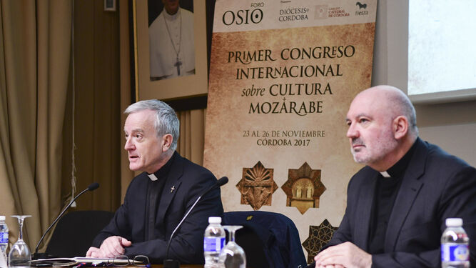 Los sacerdotes Miguel C. Vivancos y Manuel González López-Corps, ayer en el congreso.