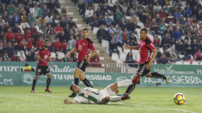 Guardiola es derribado por Zuiverloon en la jugada del primer penalti favorable al Córdoba.