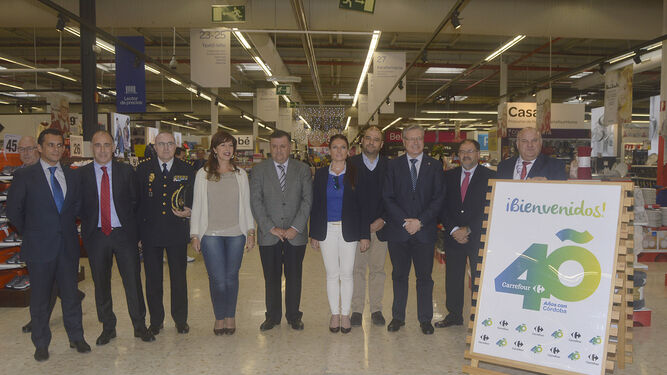 Foto de familia de las autoridades y dirigentes de Carrefour asistentes a la celebración ayer del 40 aniversario.