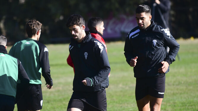 José Antonio Caro se ejercita junto a Jona Mejía, ayer en la última sesión de entrenamiento celebrada en la Ciudad Deportiva.