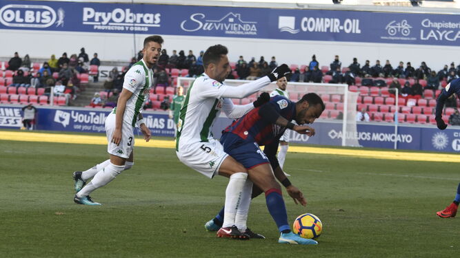 Un momento del partido del Córdoba contra el Huesca.