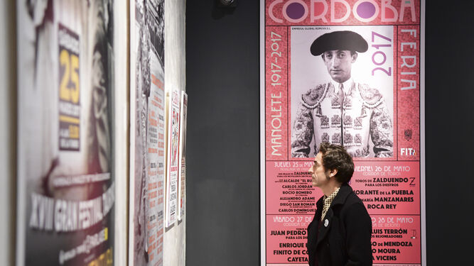 Fernando González Viñas observa un cartel de la exposición.