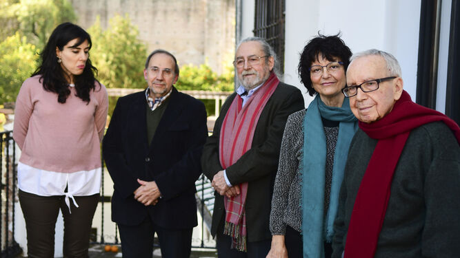 Raquel Lanseros, Francisco Gálvez, Jesús Munárriz, Ángeles Mora y Pablo García Baena, miembros del jurado del Premio Ricardo Molina.