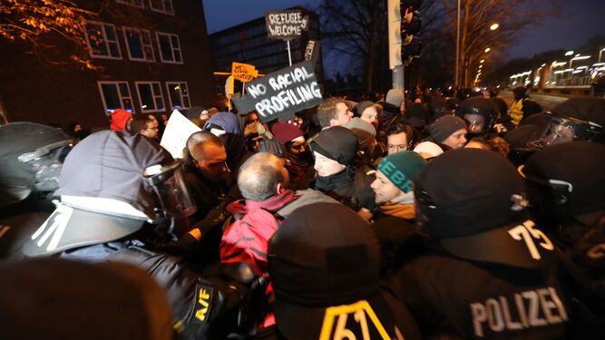 La Policía carga contra los manifestantes en Hannover.