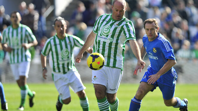 Pepe Mel controla la pelota con Emilio Butragueño acudiendo a la presión.