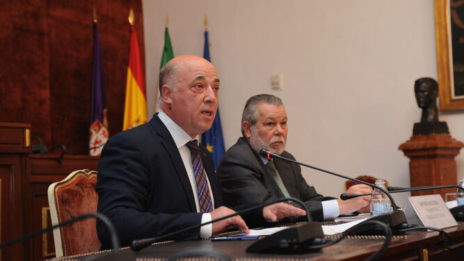 El presidente, Antonio Ruiz, y el diputado de Hacienda, Salvador Blanco, ayer durante la presentación de las cuentas.
