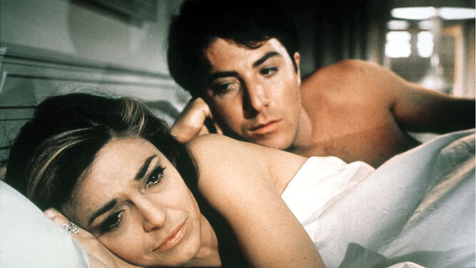 El confuso graduado interpretado por Dustin Hoffman rendido ante los encantos de Anne Bancroft.