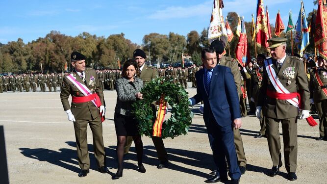 La alcaldesa y el delegado del Gobierno en Andalucía colocan la corona a los caídos durante la parada.