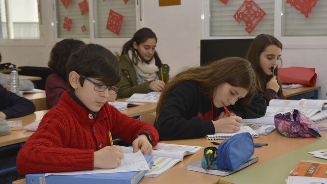 Un grupo de alumnos toma apuntes en la clase de chino.
