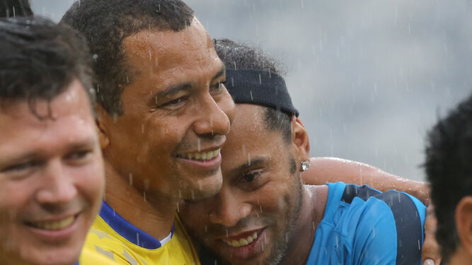 Ronaldinho se abraza a Gilberto Silva