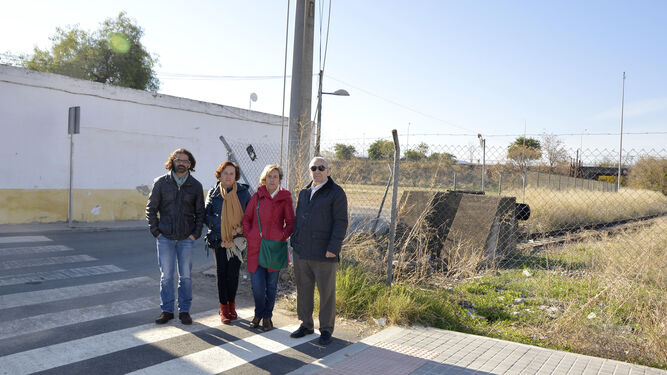 Rafael Castilla, Dolores Marzo, Pilar Puerto y Fernando Vico, junto al 'tacón'.