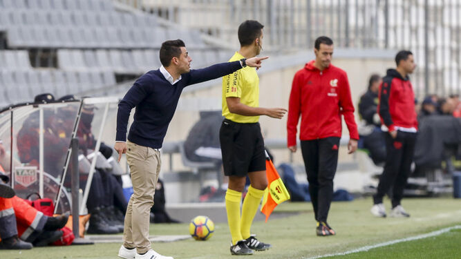 Jorge Romero corrige la posición de sus hombres durante el partido de ayer.
