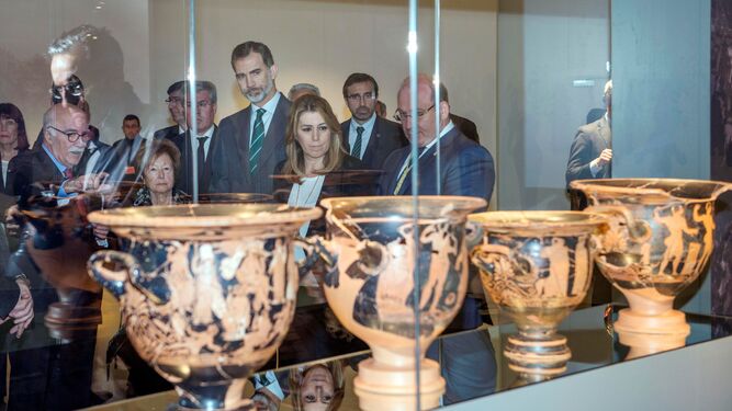 El Rey y la presidenta andaluza recorren la exposición temporal con que abre el museo.