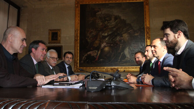Mesa de negociación del acuerdo, con la presencia de representantes del PSOE y Ciudadanos.