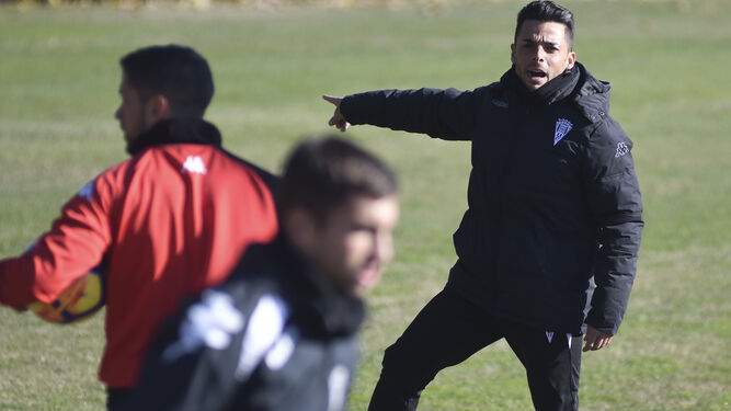 Jorge Romero da instrucciones a sus jugadores durante un entrenamiento.