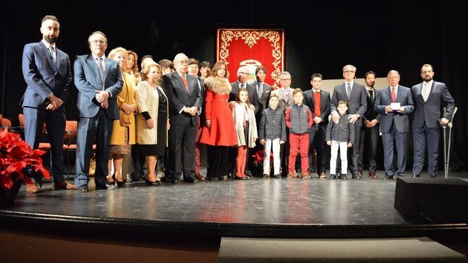 Foto de familia de los Jiménez Rosales y las instituciones, ayer en el Teatro Circo.