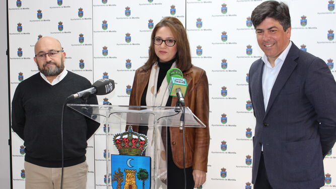 Ana Rodríguez y Rafael Llamas informan del presupuesto municipal.