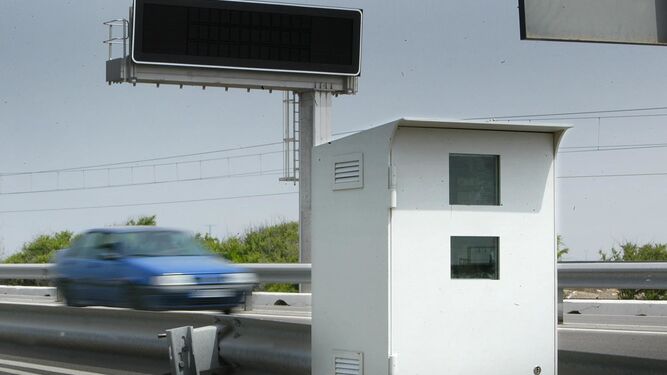 El radar  fijo  instalado en la autovía de Cádiz a San Fernando.
