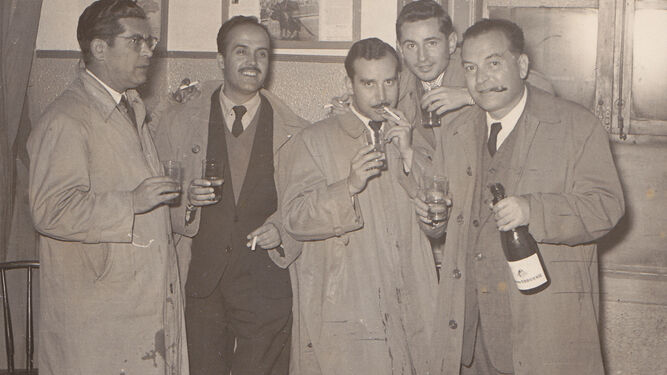 Parte del núcleo del Grupo Cántico, en una imagen de la Nochevieja de 1956 en la Taberna de Minguitos. De izquierda a derecha: Ricardo Molina, Miguel del Moral, Pablo García Baena, José de Miguel y Juan Bernier.