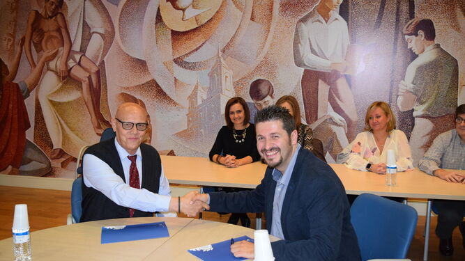Juan José Afonso y Gabriel Heras en la firma del acuerdo.