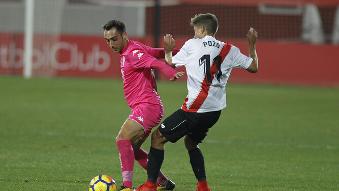 Aguza lucha por el balón con Pozo, del Sevilla Atlético.