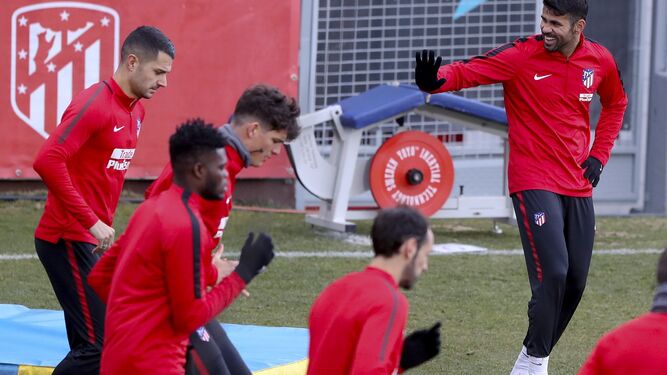 Diego Costa bromea en un entrenamiento.