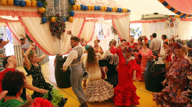 Varias personas bailan en una caseta durante la pasada Feria de Nuestra Señora de la Salud.
